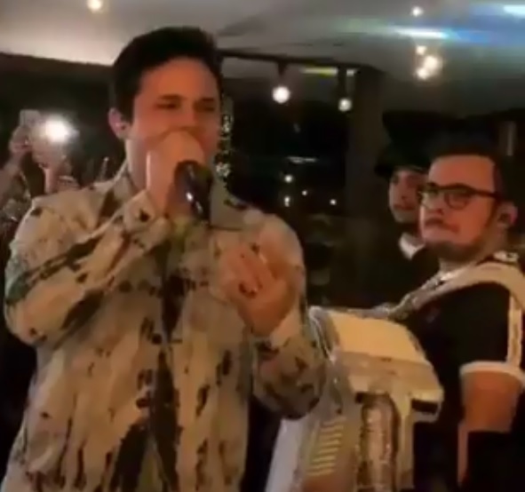 Show de Matheus e Kauan com multidão aglomerada sem máscara é encerrado pela polícia