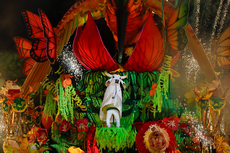 Festival de Parintins: Garantido encerra 1ª noite e encanta a galera vermelha e branca