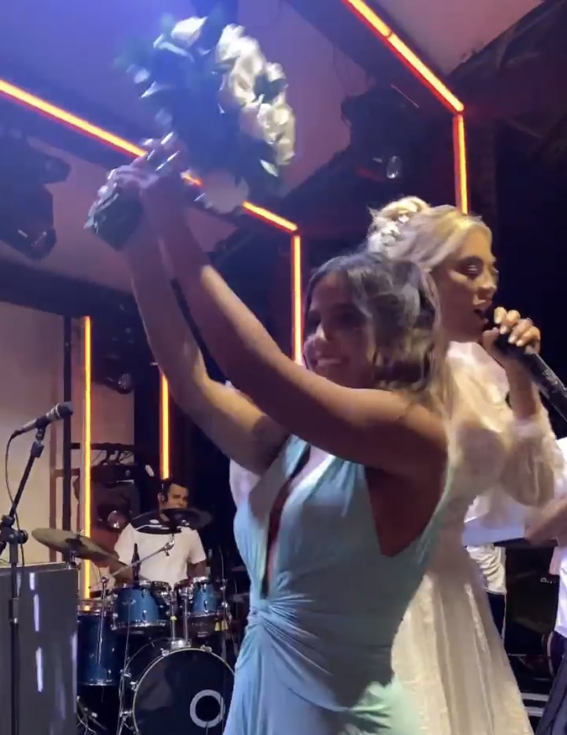 Namorando Thiaguinho, ex-bbb Carol Peixinho pega buquê e tenta impedir 'com quem será'