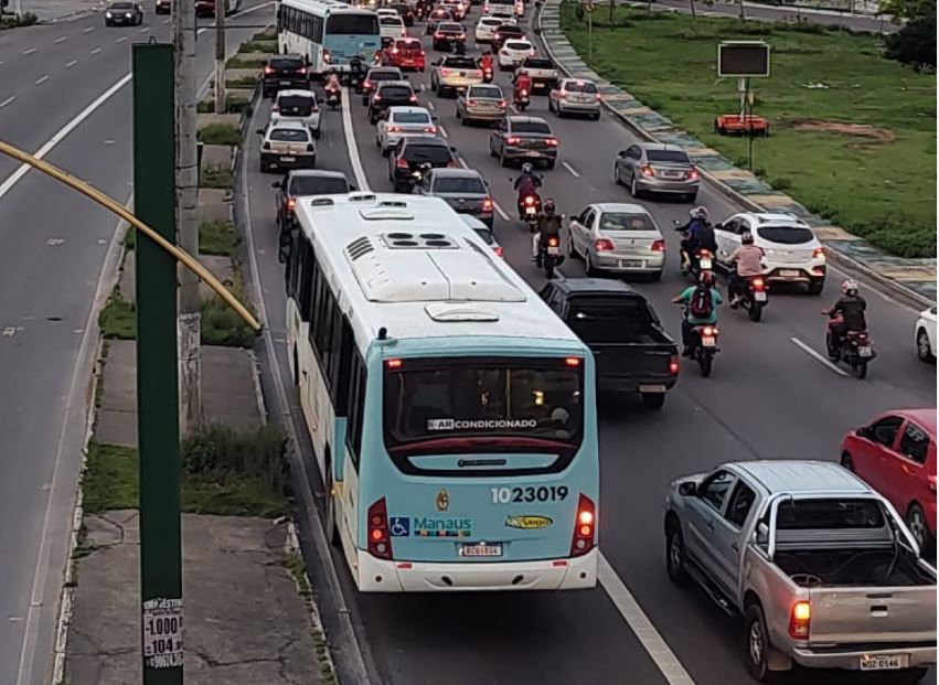 Congestionamento quilométrico se forma em avenidas após acidente com morte em viaduto