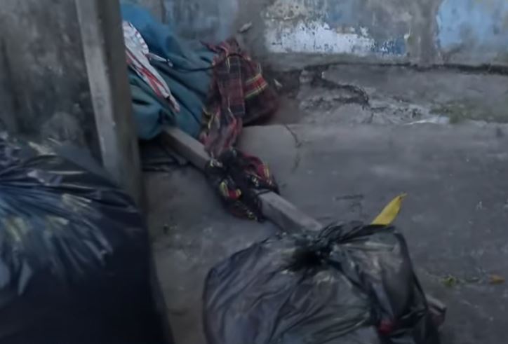 Enrolado em rede, corpo de homem é encontrado em meio a sacos de lixo em Manaus