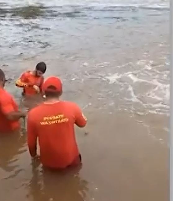 Gêmeos de 16 anos desaparecem ao serem arrastados por correnteza em barragem