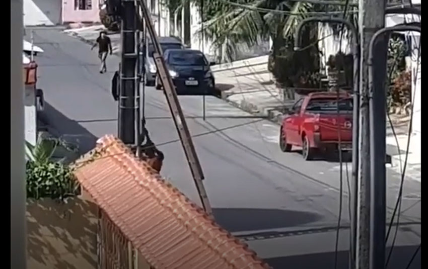 Vídeo: Criminosos roubam fios elétricos em plena luz do dia em Manaus
