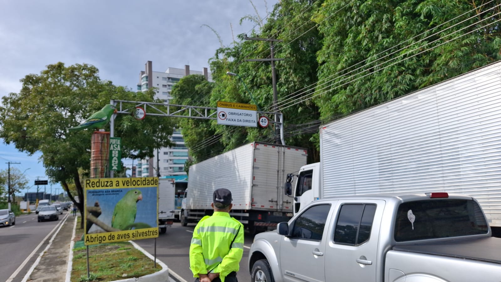 Mais de 10 veículos pesados são autuados em fiscalização na Ephigênio Salles