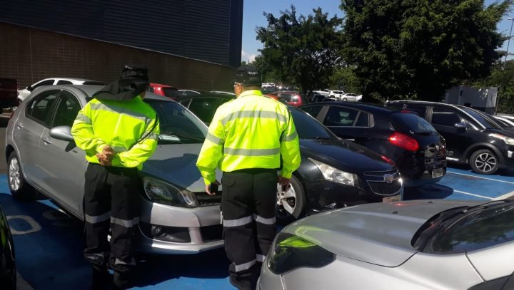 Motoristas são multados por estacionar em vagas de idosos e PcDs em Manaus