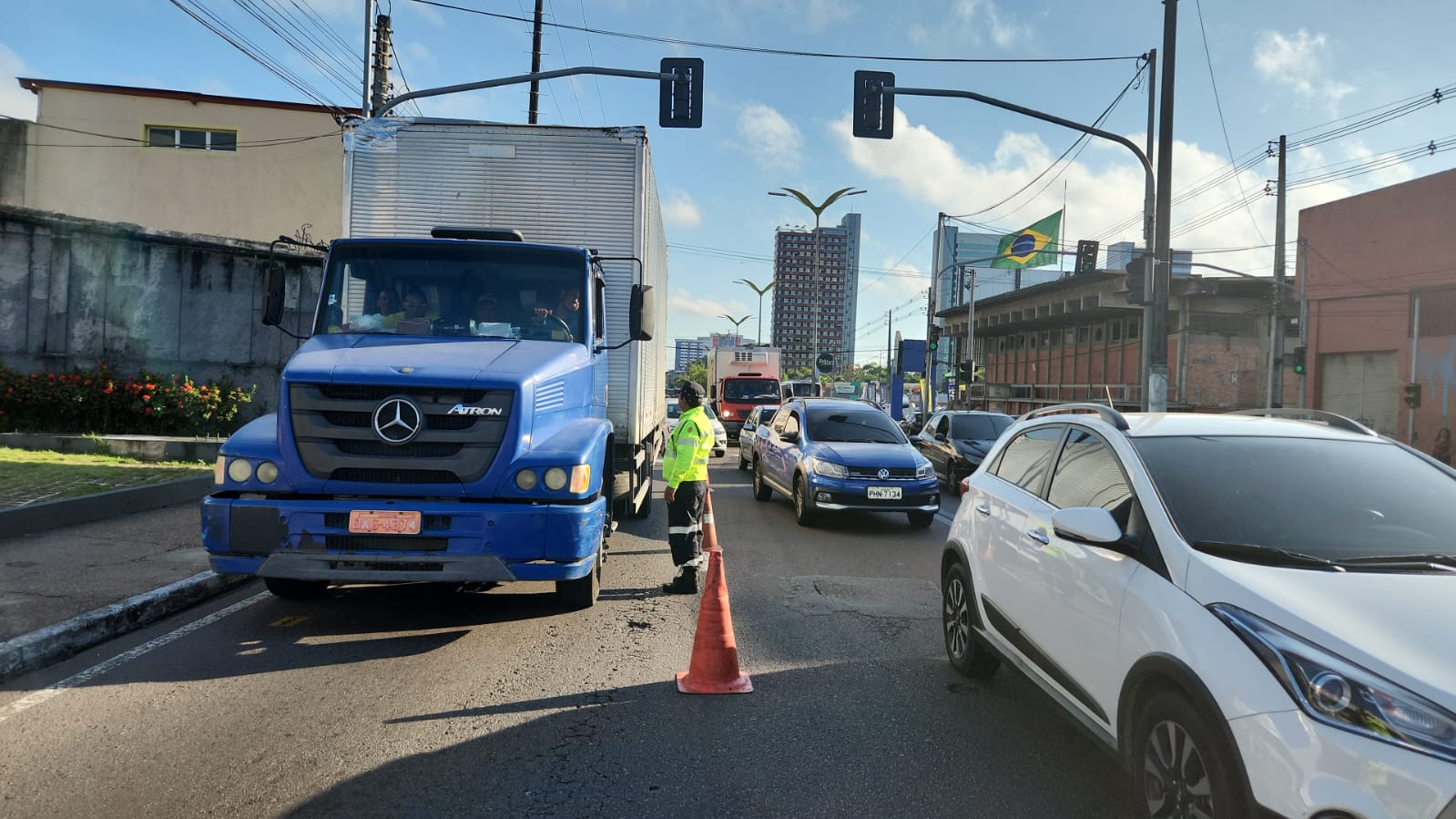 Carretas são autuadas por circularem fora do horário permitido em Manaus