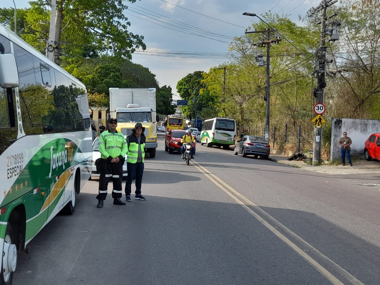 Táxis e mototáxis passam por fiscalização contra transporte irregular em Manaus