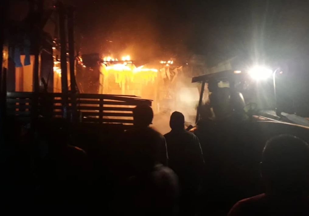 Incêndio destrói seis casas e desespera moradores de beco em Anamã