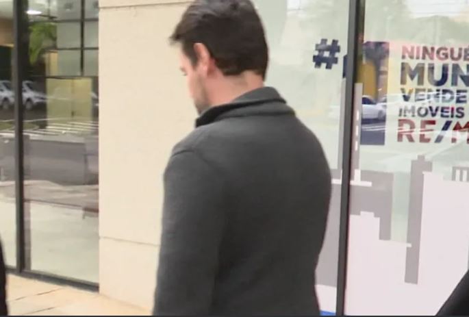 Médico é preso suspeito de estuprar pacientes, vítima diz que foi hipnotizada durante crime