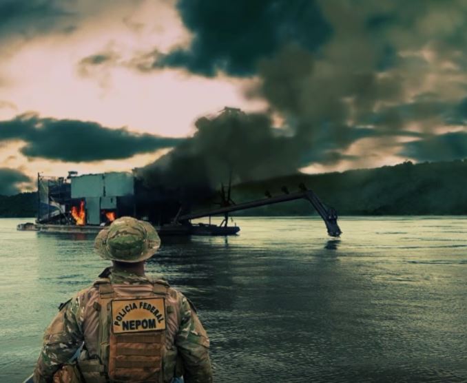 PF destrói balsas e dragas usadas em garimpo ilegal em Jutaí