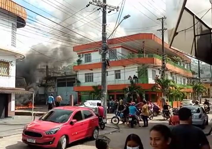 Moradores protestam contra instalação de novos medidores de energia em Manaus