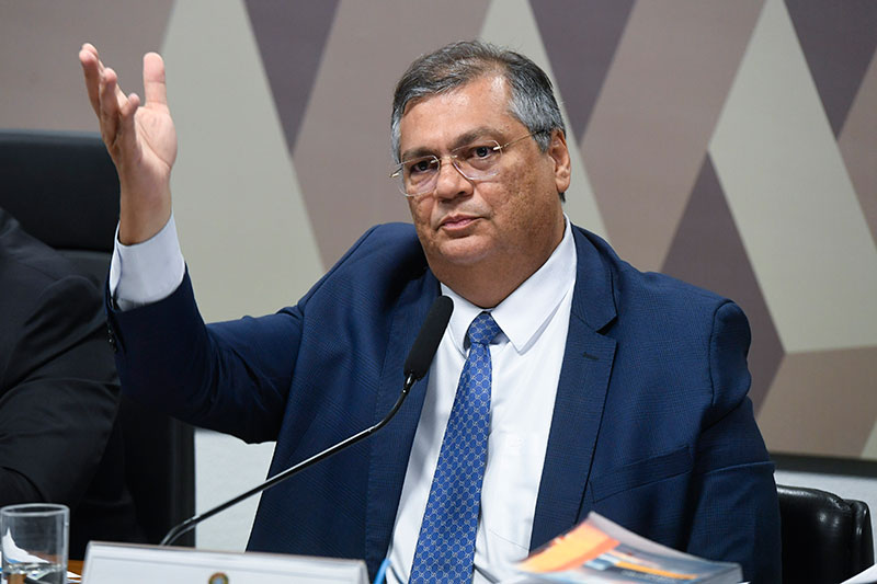 Flávio Dino suspende lei que proíbe linguagem neutra nas escolas do Amazonas