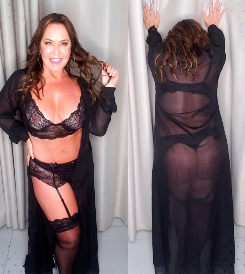 Aos 56, Flor Fernandez exibe bumbum GG de fio-dental e deixa mamilo à mostra