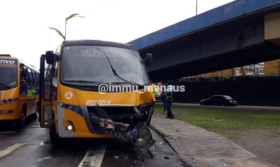 Acidente entre Amarelinho e veículos deixa trânsito caótico na bola do São José, em Manaus
