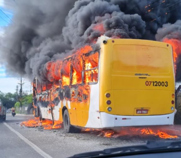 Após ataques, incêndio em ônibus deixa população em pânico em Manaus 