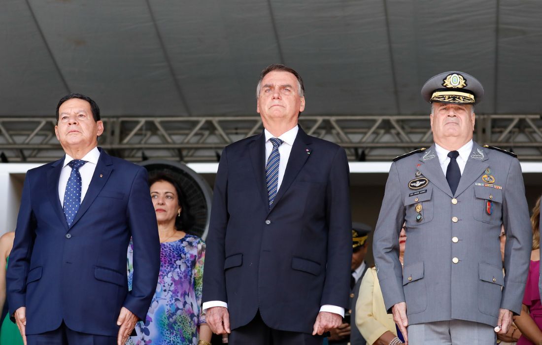 Bolsonaro evita discurso e jornalistas em seu 1º compromisso pós-eleição