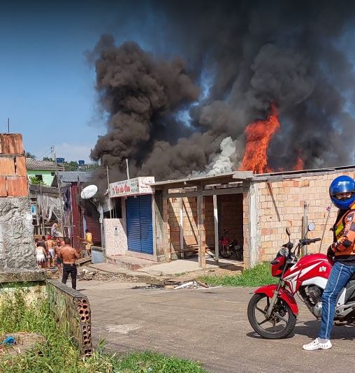 Casa é 'engolida' por fogo durante incêndio e moradores perdem tudo no Amazonas
