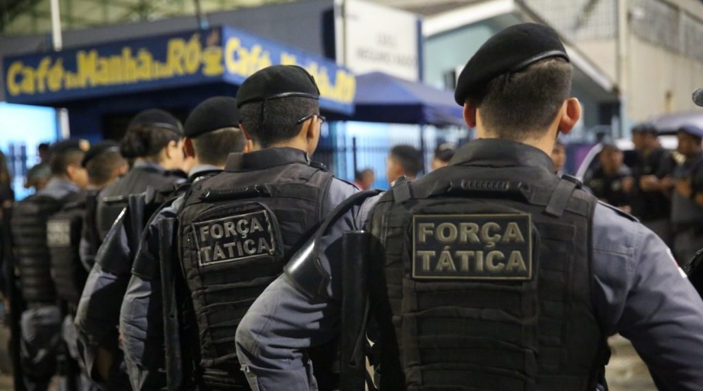 Homem é preso com colete balístico, armas, drogas e balança de precisão em Manaus