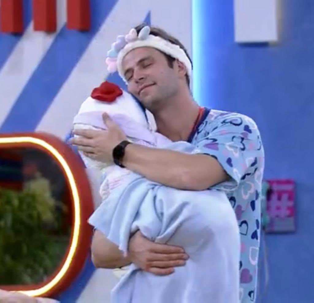 Atitude de Gustavo com bebê no castigo do Monstro diverte internautas 