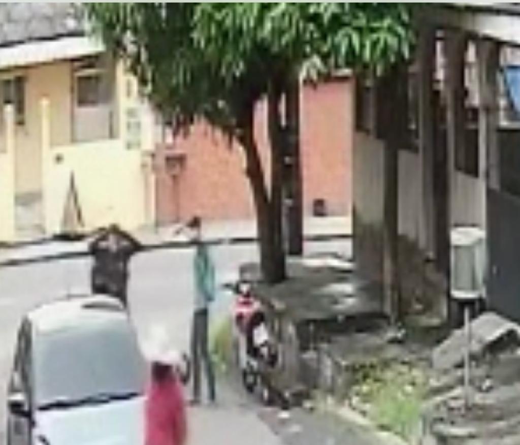 Em plena luz do dia, criminoso rouba moto de entregador de delivery em Manaus