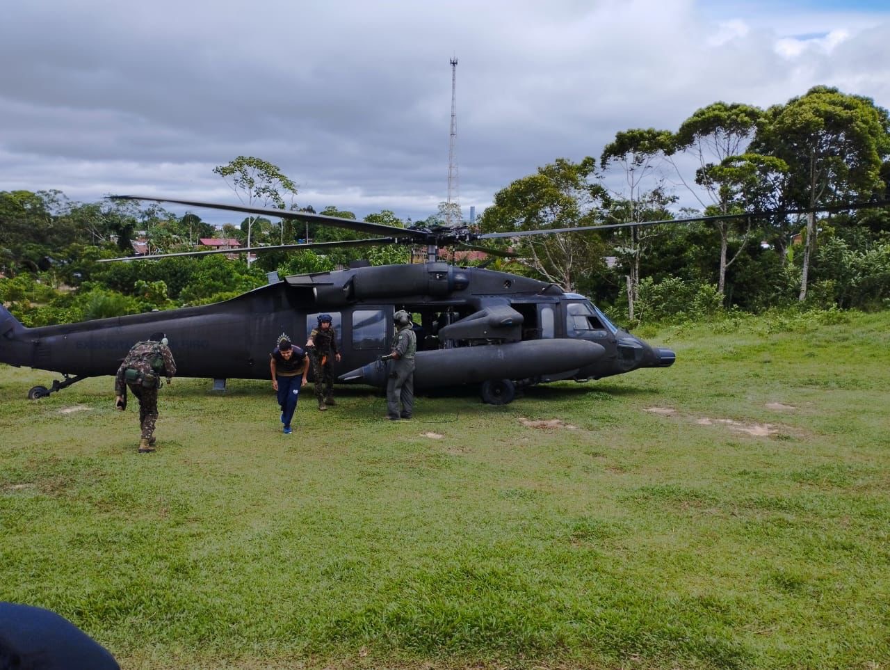 Forças Armadas resgatam criança com convulsão após cair de árvore no Amazonas