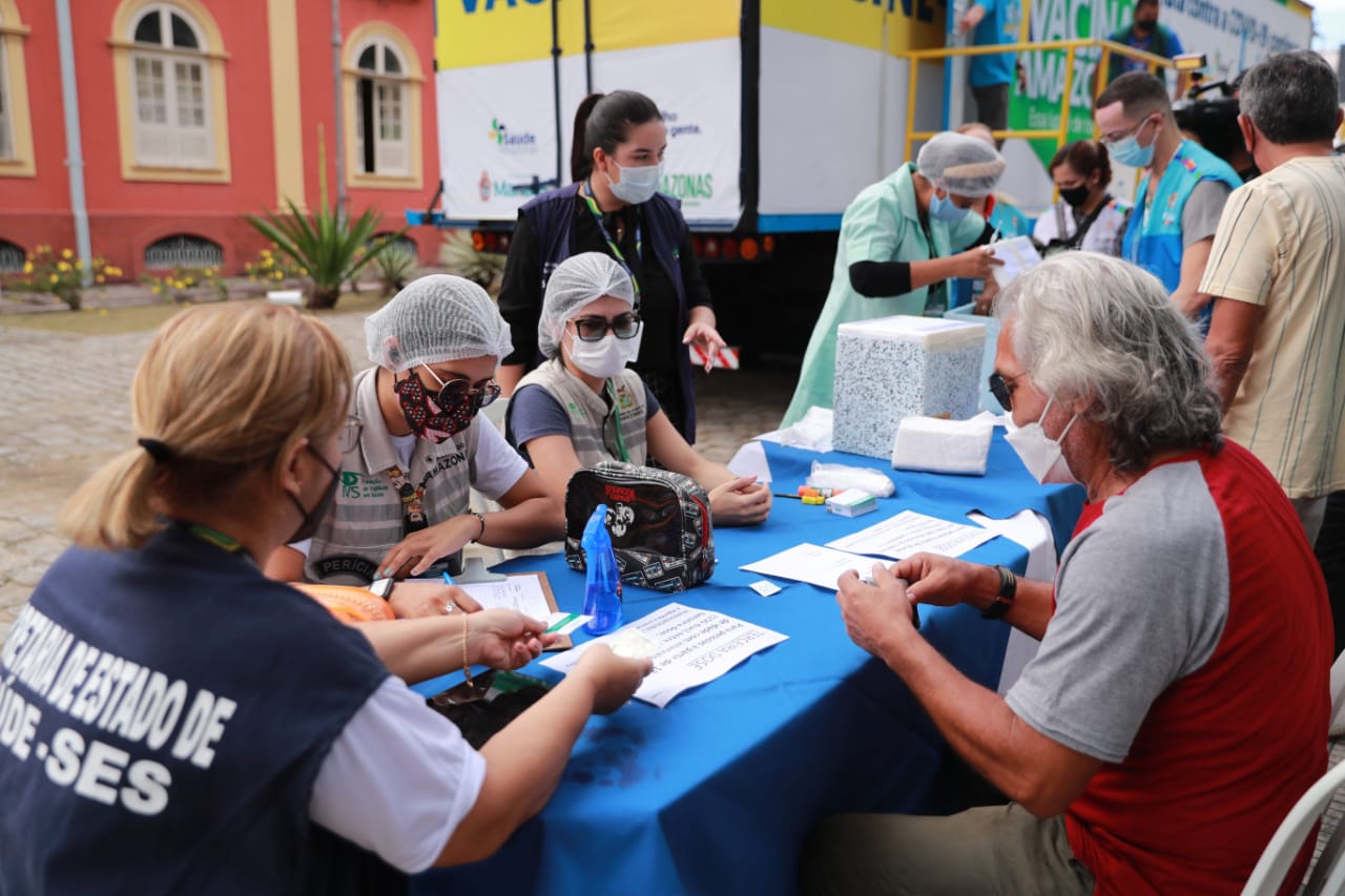 Carreta da Vacina começa com mais de mil doses aplicadas no 1º dia da campanha em Manaus