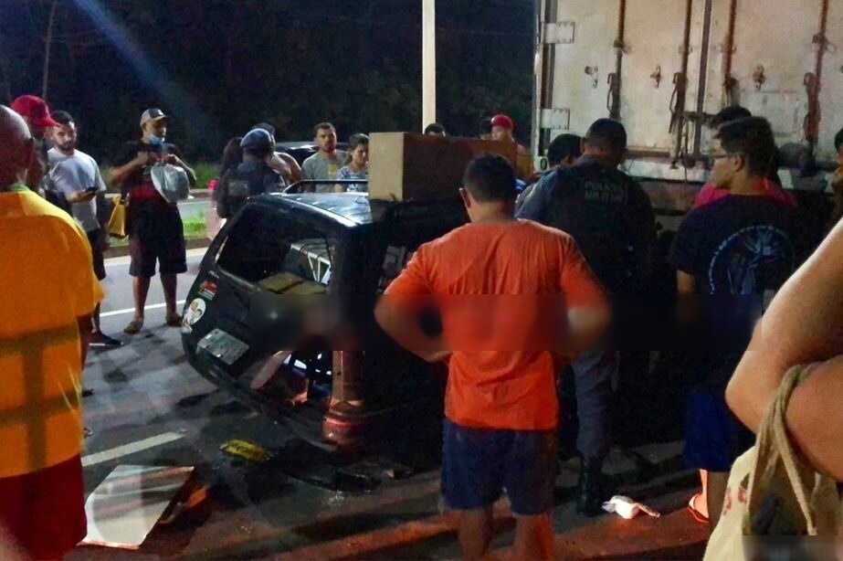 Motorista fica preso às ferragens após carro ir parar debaixo de carreta em Manaus