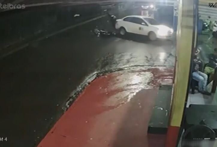 Vídeo: Entregador é arremessado de motocicleta em acidente chocante em Manaus