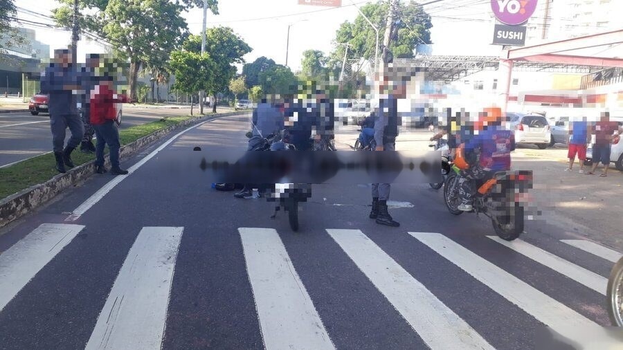 Motociclista atropela vítima na faixa de pedestres em Manaus