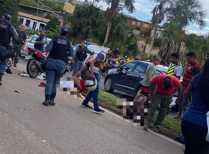 Idoso morre e casal fica ferido em acidente entre motos no Amazonas; Vítima teve pé dilacerado