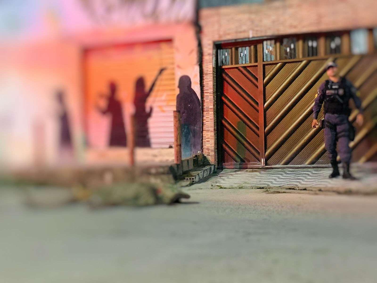 Criminosos carregam corpo de homem degolado em carrinho de mão por ruas de Manaus 