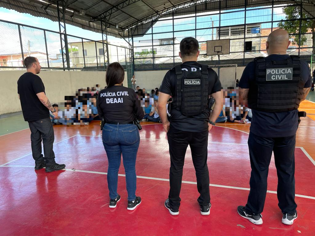 Adolescente que trocava mensagens sobre ataques em escolas é apreendido em Manaus