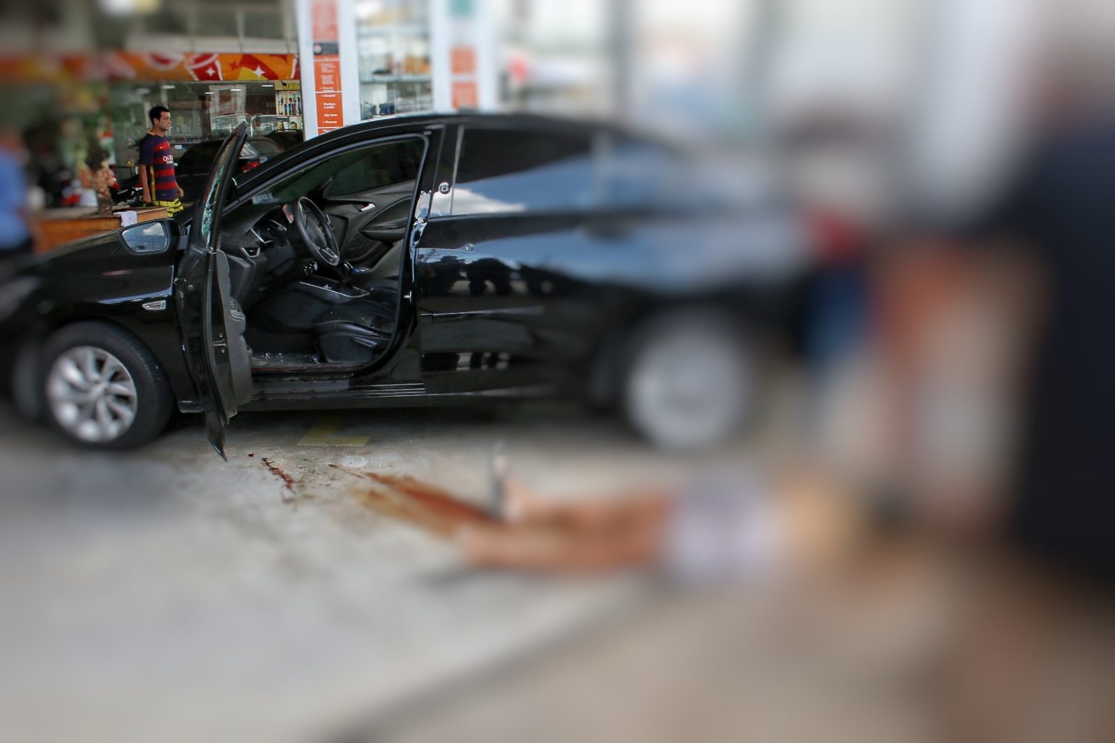 Motorista executado em posto de Manaus levou mais de 7 tiros, esposa também foi ferida