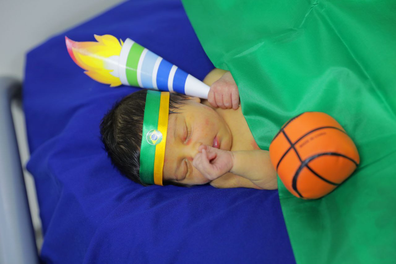 Maternidade Nazira Daou faz ensaio fotográfico de recém-nascidos com o tema 'Olimpíadas' 