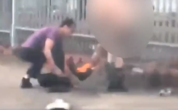 Vídeo mostra idoso com corpo em chamas após moto pegar fogo em avenida de Manaus