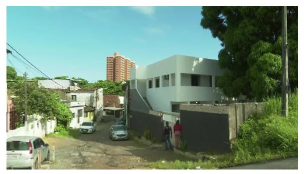 Adolescente de 13 anos morre a tiros após esfaquear assaltante dentro de casa