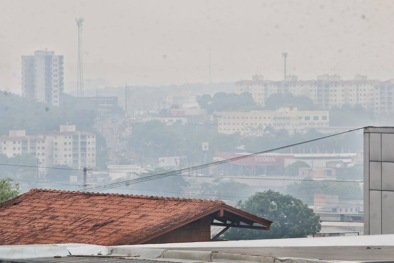 Fumaça se intensifica e Manaus amanhece com ar irrespirável neste sábado