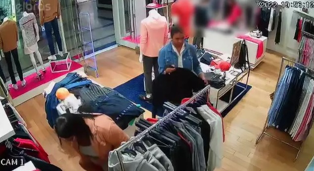 Mulher furta jaqueta de R$ 1.300 e esconde entre as pernas; Vídeo