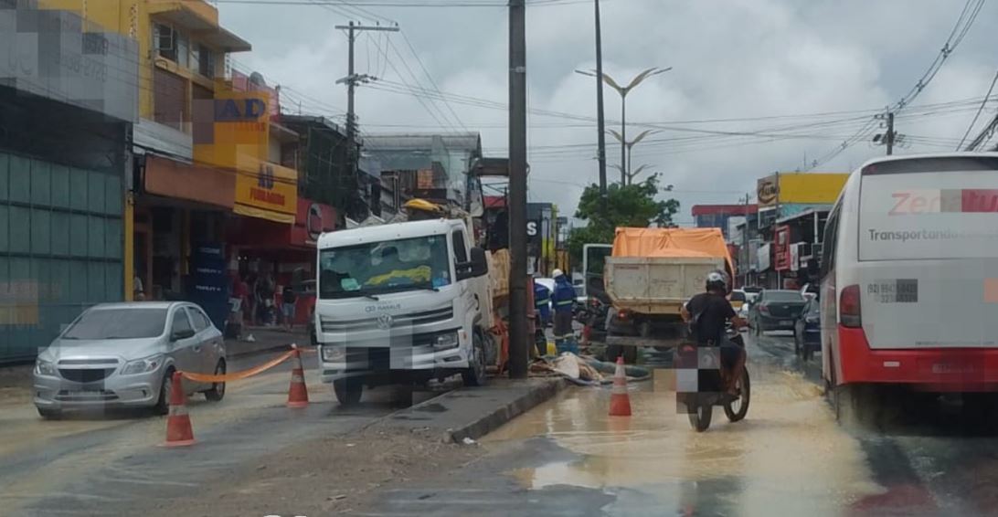 Vazamento de água e obra de reparo deixam trânsito complicado na Av. Cosme Ferreira