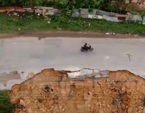 Motoristas furam bloqueio e se arriscam ao trafegarem por pista com cratera em Manaus