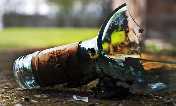 Homem tenta matar a mulher a golpes de gargalo de garrafa em Manaus