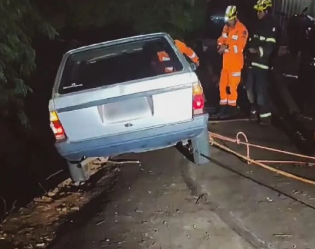 Motorista fica com pé no freio de carro por 1 hora para não despencar em ribanceira