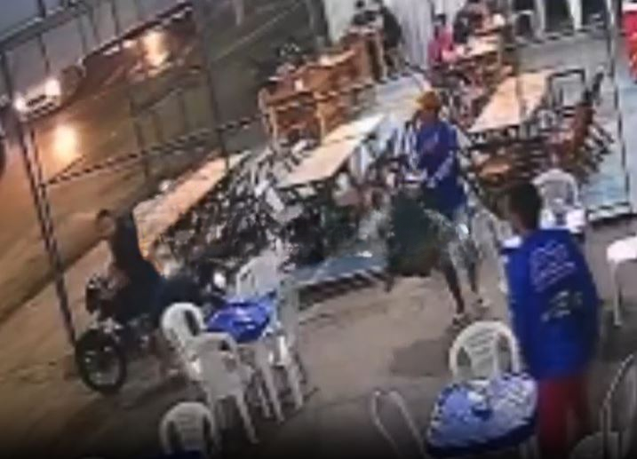 Funcionário de lanchonete é baleado ao tentar perseguir assaltante no Monte