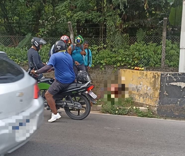 Com punhal cravado no peito, homem é achado morto perto de aeroporto em Manaus