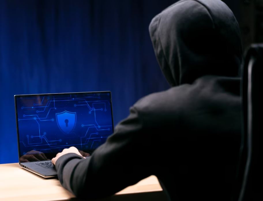 Adolescente é suspeito de chefiar grupo que hackeia e vende logins da polícia e Exército