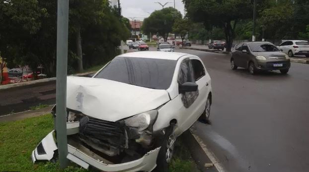 Motorista perde direção de carro e atinge poste em avenida de Manaus 