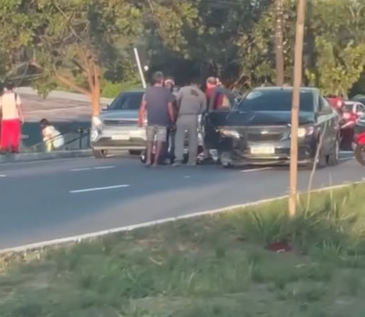 Dois ficam feridos em acidente entre carro e motocicleta em avenida de Manaus