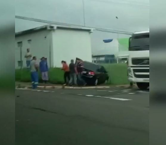 Desgovernado, carro invade calçada ao fazer curva em avenida de Manaus