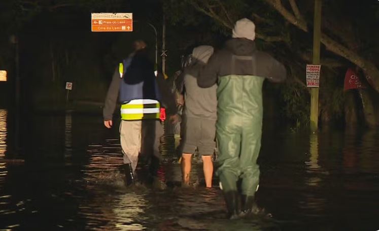 Moradores deixam casas durante madrugada congelante no RS após rio voltar a subir