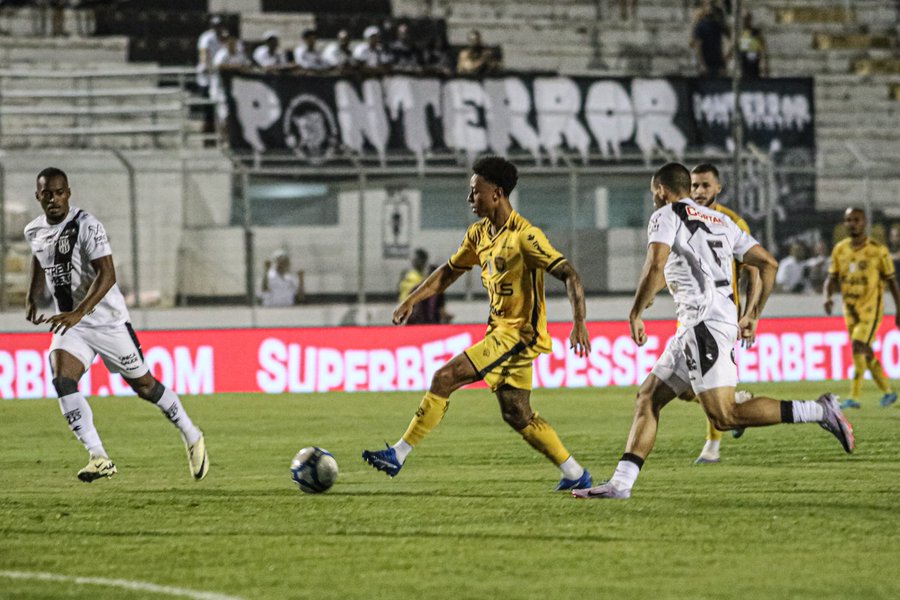 Em jogo marcado por prisão de Jô, Amazonas é derrotado por 3 a 0 pela Ponte Preta